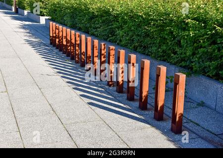 Reihe moderner, leerer Fahrradständer Stockfoto