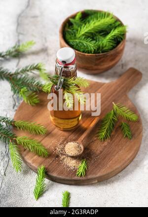 Hausgemachter Kieferhusten-Sirup aus grünen jungen Tannenspitzen und Naturzucker. Stockfoto