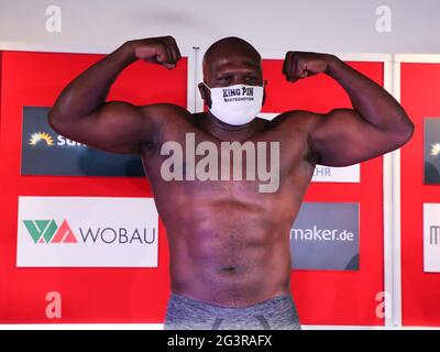 Der amerikanische Schwergewichtsboxer Kevin Johnson vor der SES-Boxgala am 08/22/2020 in Magdeburg Stockfoto