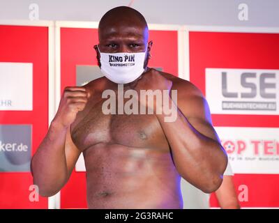 Der amerikanische Schwergewichtsboxer Kevin Johnson vor der SES-Boxgala am 08/22/2020 in Magdeburg Stockfoto