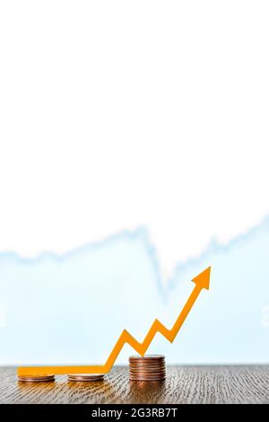 Volatilität, Wertänderung von Wertpapieren, Volatilität der Aktienmärkte. Pfeil zeigt nach oben auf Stapel von Münzen, Banner, Ort für Text Stockfoto