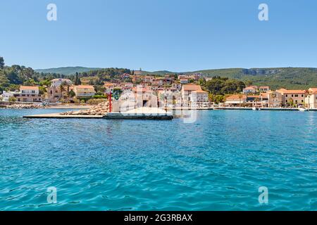 Hafen (Luka) von Jelsa, Blick von der Fähre, Kroatien Stockfoto