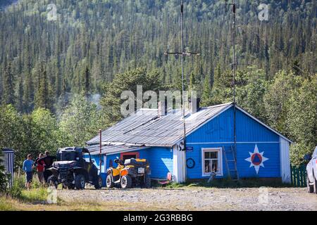 Chibiny, Russland-circa Jul, 2015: Das Holzhaus der Rettungsstation befindet sich auf dem Campingplatz im Tal im Zentrum des Khibins-Gebirges. Es ist in der Kola Stockfoto