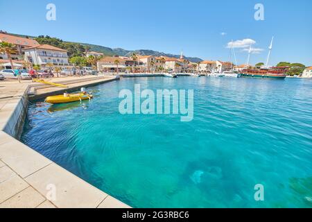 Hafen (Luka) von Jelsa, Blick von der Fähre, Kroatien Stockfoto