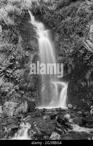 Langzeitbelichtung des Hollowbrook Wasserfalls auf dem South West Coastpath von Woody Bay bis Heddons Mouth in Devon Stockfoto