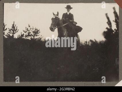 Reitszene auf der königlichen Holzfestung Het Loo: Frau zu Pferd im Amazonassitz. Teil von Lord Brams Fotoalbum, Hauptquartier von Königin Wilhelmina über Royal Hunting Het Loo. Stockfoto