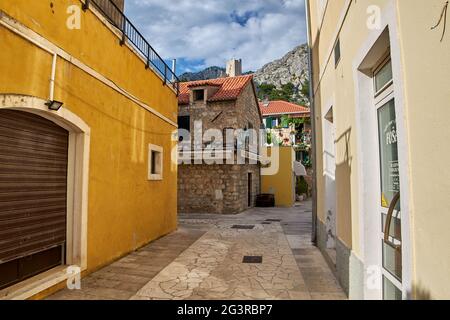 Leere Straßen des Dorfes Jelsa auf der Insel Hvar in Kroatien während der covid Zeiten Stockfoto