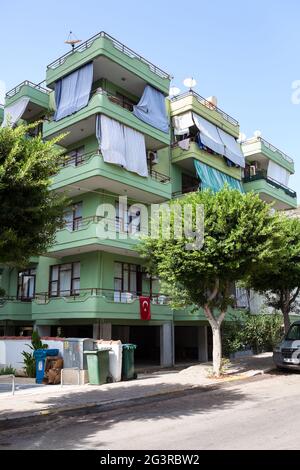 Alanya, Türkei-circa Okt, 2020: Apartmentgebäude mit Balkonen, die mit Bettwäsche zum Sonnenschutz bedeckt sind, befindet sich im Zentrum der Stadt. Es ist ein Strand re Stockfoto