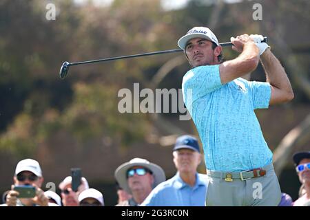 San Diego, Usa. Juni 2021. Max Homa aus den USA beobachtet am ersten Wettkampftag bei der 121. US Open Championship auf dem Torrey Pines Golf Course in San Diego, Kalifornien, am Donnerstag, dem 17. Juni 2021, seine Fahrt vom 14. Loch. Foto von Richard Ellis/UPI Credit: UPI/Alamy Live News Stockfoto