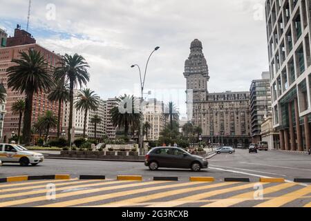 MONTEVIDEO, URUGUAY - 18. FEB 2015: Blick auf den Plaza Independecia im Zentrum von Montevideo. Stockfoto