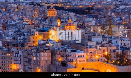 Malta Valletta Birgu Vittoriosa Fort St Angelo, wunderschönes Malta, Blue Hour Valletta, düsterer Abend Stockfoto