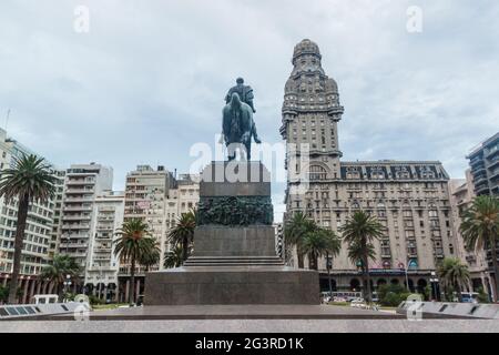 MONTEVIDEO, URUGUAY - 18. FEB 2015: Blick auf das Palacio Salva Gebäude und das Artigas Mausoleum am Plaza Independecia im Zentrum von Montevideo. Stockfoto