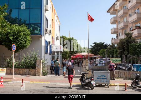 Alanya, Türkei-ca. Okt, 2020: Bau des Alanya Grundbuchamtes und Katasterbüros. Die Leute warten draußen an der Reihe. Es ist arbeitet in öffentlichen Admin Stockfoto