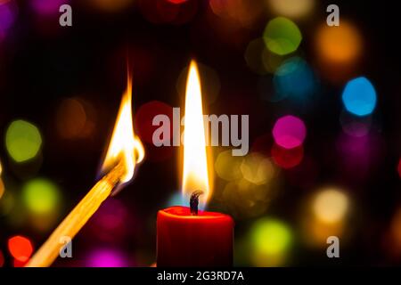 Kerze mit Streichholz, offenes Feuer, Kerzenlicht, weihnachten, heilige Nacht, weihnachten, Kerzenflamme Stockfoto