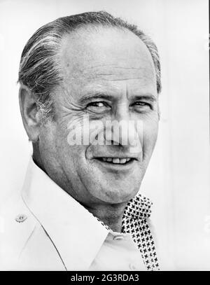 Eli Wallach, Head and Shoulders Publicity Portrait for the Film, „The Domino Principle“, AVCO Embassy Picters, 1977 Stockfoto