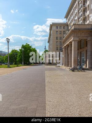 Berlin, DDR, Fassaden der ehemaligen Stalinallee, Karl-Marx-Allee heute Stockfoto