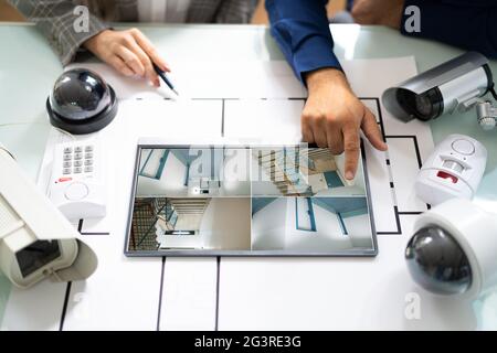 Person, Die Sich Aufnahmen Auf Einem Digitalen Tablet Mit Sicherheitsausrüstung Ansieht Blueprint Stockfoto
