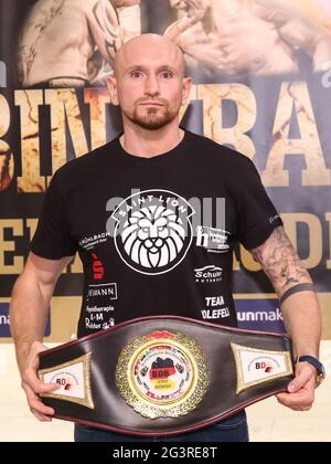 Profi-Boxer Roman Gorst Deutscher Schwergewichtsmeister mit einem Champions-Gürtel SES Boxing Gala 22.09.2020 Stockfoto