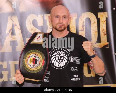 Profi-Boxer Roman Gorst Deutscher Schwergewichtsmeister mit einem Champions-Gürtel SES Boxing Gala 22.09.2020 Stockfoto