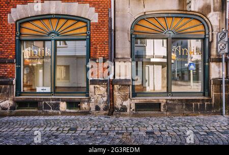 Charme der Vergangenheit - EIN ehemaliges Geschäft in der Stadt Selb Stockfoto