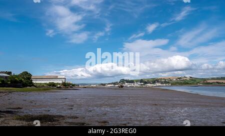 Blick auf die Flussmündung des Torridge, die das Dorf Instow und die Werft Appledore zeigt. North Devon, England. Stockfoto