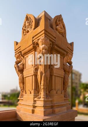 Vertikale Aufnahme einer Statue im Garten des Baron Empain Palace in Kairo, Ägypten Stockfoto