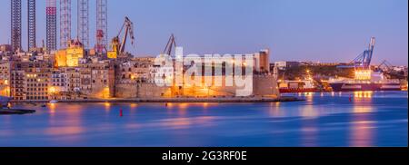 Malta Grand Harbour Panorama - Senglea Docks Werft Floriana Panorama Nacht Sonnenaufgang Stockfoto