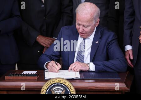 Washington, USA. Juni 2021. Präsident Joe Biden unterschreibt am 17. Juni 2021 in Washington, DC, das Gesetz zum Tag der nationalen Unabhängigkeit im Ostsaal des Weißen Hauses. (Foto von Oliver Contreras/SIPA USA) Quelle: SIPA USA/Alamy Live News Stockfoto