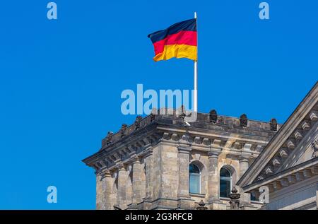 Berlin Reichstag winkt mit einer Flagge im Wind, Bundesrepublik Deutschland, Reichstag, parlament Stockfoto