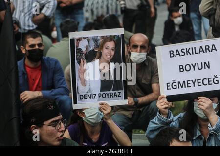 Istanbul, Türkei. Juni 2021. Ein Protestler hält ein Plakat mit einem Foto von Deniz Poyraz, der bei einem bewaffneten Angriff auf das Hauptquartier der Demokratischen Partei der Völker in Izmir während einer Demonstration getötet wurde.Menschen protestierten gegen den bewaffneten Angriff auf das Büro der Demokratischen Partei der Völker, Izmir, den bewaffneten Angreifer Onur Gencer, Der heute gegen 11:00 Uhr in Izmir zum Hauptquartier der pro-kurdischen Demokratischen Partei der Völker kam, tötete einen 40-jährigen Angestellten Deniz Poyraz. Kredit: SOPA Images Limited/Alamy Live Nachrichten Stockfoto