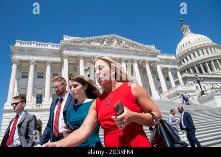 Die Vertreterin der Vereinigten Staaten, Marjorie Taylor Greene (Republikaner von Georgien), kommt zu einer Pressekonferenz über die Aufsicht von Vizepräsident Harris über die Grenzkrise, außerhalb des US-Kapitols in Washington, DC, am Donnerstag, den 17. Juni 2021. Kredit: Rod Lamkey/CNP /MediaPunch Stockfoto