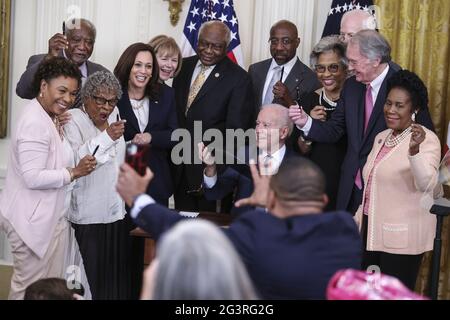 Washington, Usa. Juni 2021. Präsident Joe Biden unterzeichnet am Donnerstag, dem 17. Juni 2021, im Ostsaal des Weißen Hauses in Washington, DC, den Akt des Nationalen Unabhängigkeitstages. Poolfoto von Oliver Contreras/UPI Credit: UPI/Alamy Live News Stockfoto