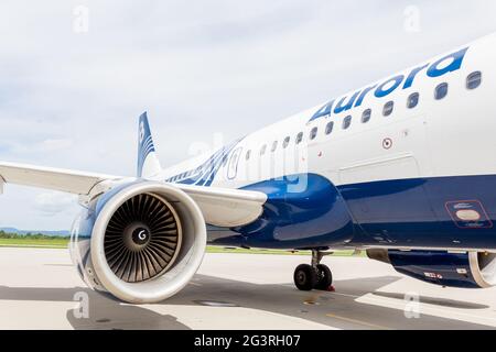 Russland, Wladiwostok, 08/17/2020. Passagierjet Airbus A319 von Aurora Airlines auf dem Flugplatz. Blick auf Turbinenmotor und Rumpf o Stockfoto