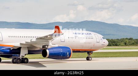 Russland, Wladiwostok, 08/17/2020. Passagierflugzeug Airbus A330 von Aeroflot Airlines nach der Landung auf dem Flugplatz an einem sonnigen Tag. A Stockfoto