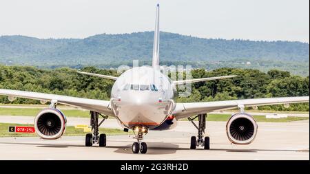 Russland, Wladiwostok, 08/17/2020. Passagierflugzeug Airbus A330 von Aeroflot Airlines nach der Landung auf dem Flugplatz an einem sonnigen Tag. A Stockfoto