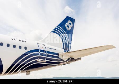 Russland, Wladiwostok, 08/17/2020. Passagierjet Airbus A319 von Aurora Airlines auf dem Flugplatz. Blick auf das Flugzeug. Luftfahrt und t Stockfoto