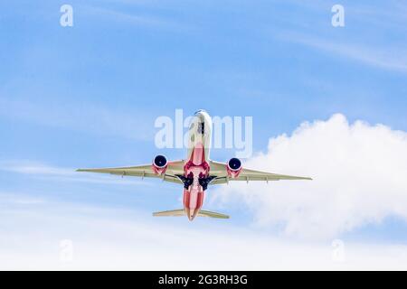 Russland, Wladiwostok, 08/17/2020. Der moderne Passagierjet Boeing 777 von Rossiya Airlines fliegt in einem blauen Himmel mit schönen Wolken. Glücklich Stockfoto