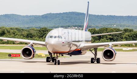 Russland, Wladiwostok, 08/17/2020. Passagierflugzeug Airbus A330 von Aeroflot Airlines nach der Landung auf dem Flugplatz an einem sonnigen Tag. A Stockfoto