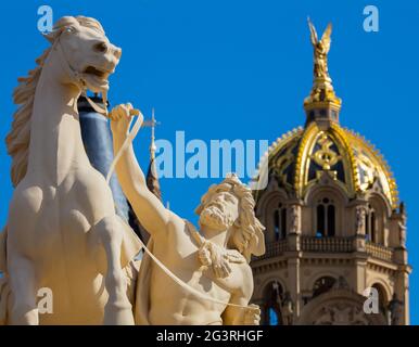 Schwerin Schlossskulptur, Kunst / Kultur, Goldene Kuppel parlament, Mecklenburgische Landespolitik Stockfoto