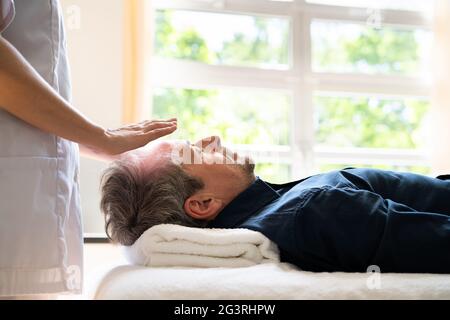 Reiki-Therapie Alternative Heilmassage Für Den Menschen Stockfoto