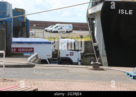 Ardrossan, North Ayrshire, Schottland, Großbritannien 17. Juni 2021. Caledonian MacBrayne die RO-RO MV Isle of Arran. Fahrzeuge Auto, LKW Verladung auf Schiff Stockfoto