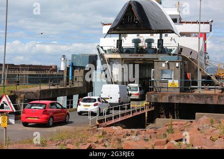 Ardrossan, North Ayrshire, Schottland, Großbritannien 17. Juni 2021. Caledonian MacBrayne die RO-RO MV Isle of Arran. Fahrzeuge Auto, LKW Verladung auf Schiff Stockfoto