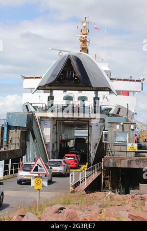 Ardrossan, North Ayrshire, Schottland, Großbritannien 17. Juni 2021. Caledonian MacBrayne die RO-RO MV Isle of Arran. Fahrzeuge Auto, LKW Verladung auf Schiff Stockfoto