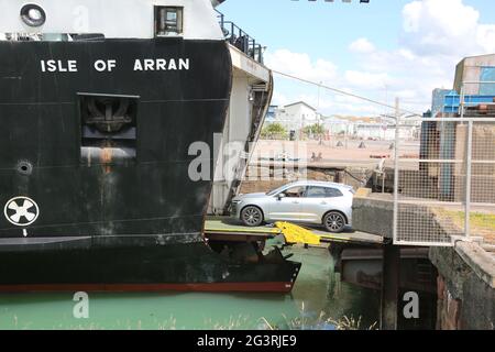 Ardrossan, North Ayrshire, Schottland, Großbritannien 17. Juni 2021. Caledonian MacBrayne die RO-RO MV Isle of Arran. Fahrzeuge Auto, LKW Verladung auf Schiff Stockfoto