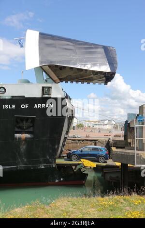 Ardrossan, North Ayrshire, Schottland, Großbritannien 17. Juni 2021. Caledonian MacBrayne die RO-RO MV Isle of Arran. Fahrzeuge Auto, LKW Verladung auf Schiff Stockfoto