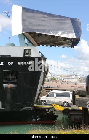 Ardrossan, North Ayrshire, Schottland, Großbritannien 17. Juni 2021. Caledonian MacBrayne die RO-RO MV Isle of Arran. Fahrzeuge Auto, LKW Verladung auf Schiff Stockfoto