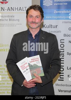 Der deutsche Journalist und Autor Andreas Speit bei einer Buchvorlesung am 28. September 2020 in Magdeburg Stockfoto