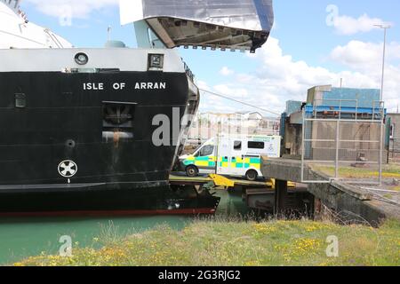 Ardrossan, North Ayrshire, Schottland, Großbritannien 17. Juni 2021. Caledonian MacBrayne die RO-RO MV Isle of Arran. Fahrzeuge Krankenwagen auf Schiff laden Stockfoto