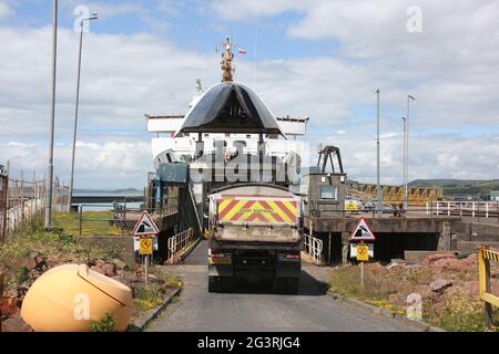 Ardrossan, North Ayrshire, Schottland, Großbritannien 17. Juni 2021. Caledonian MacBrayne die RO-RO MV Isle of Arran. Fahrzeuge Auto, LKW Verladung auf Schiff Stockfoto