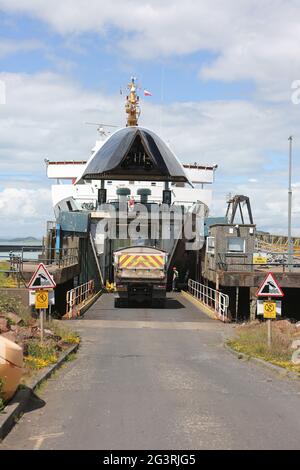 Ardrossan, North Ayrshire, Schottland, Großbritannien 17. Juni 2021. Caledonian MacBrayne die RO-RO MV Isle of Arran. Fahrzeuge Auto, LKW Verladung auf Schiff Stockfoto